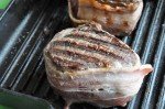 Oksemedaljon med bacon på grill eller pande