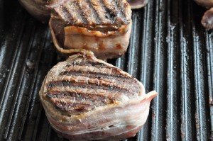 Oksemedaljon med bacon på grill eller pande
