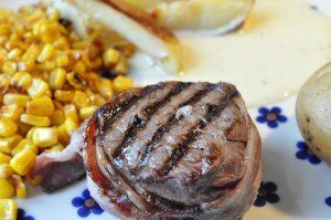 Oksemedaljon med bacon på grill eller pande