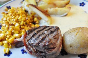 Oksemedaljon med bacon på grill eller pande