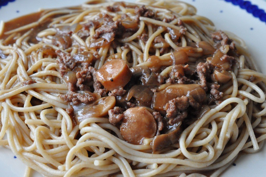 Millionbøf med pølser & champignon - opskrift