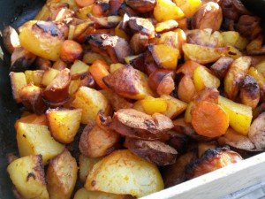 Sprødt kartoffelfad med pølser, paprika og gulerødder