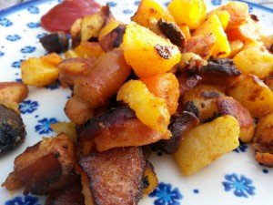 Sprødt kartoffelfad med pølser, paprika og gulerødder