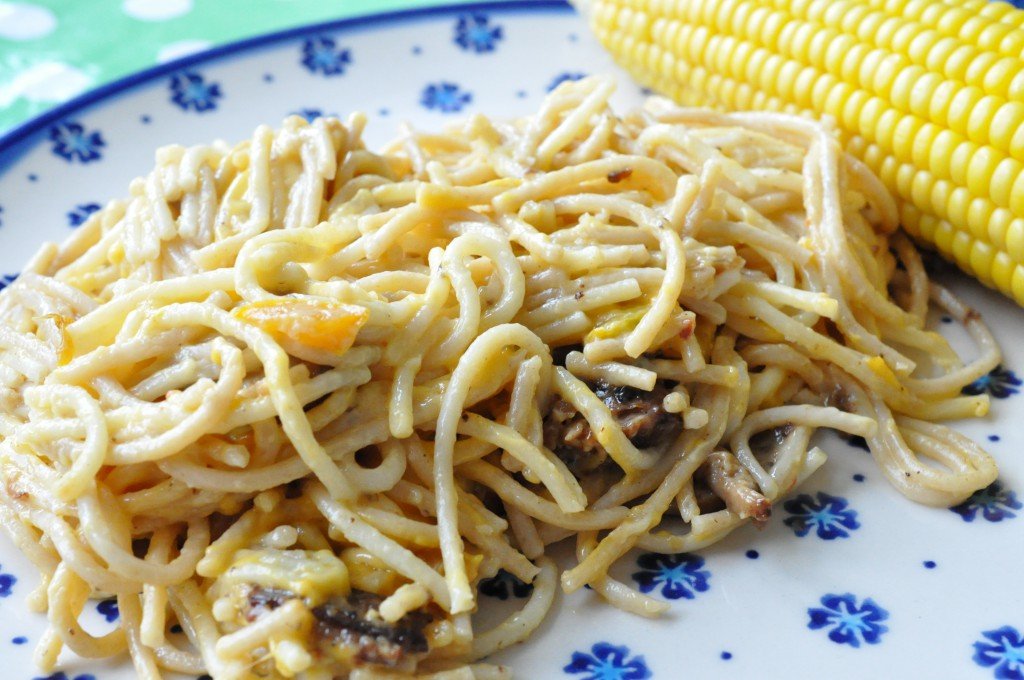 Pasta med ostesovs, bacon & peberfrugt