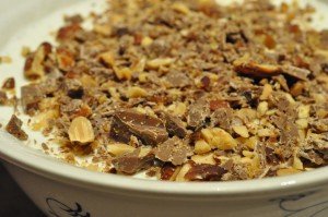 Tykmælksfromage med Daim og mandelknas