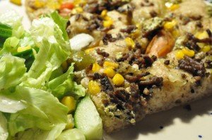 Oksekødspizza med løg, hvidløg, jalapenos, peberfrugt, flødeost og pesto