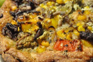Oksekødspizza med løg, hvidløg, jalapenos, peberfrugt, flødeost og pesto