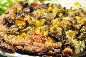 Oksekødspizza med løg, hvidløg, jalapenos, peberfrugt, flødeost og pesto