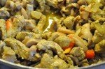 Suppe med svinekød, karry og grøntsager