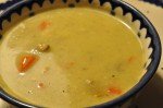 Suppe med svinekød, karry og grøntsager