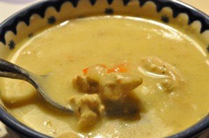 Suppe med svinekød, karry og grøntsager - opskrift