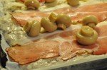 Grov pizza af koldthævet dej med parmesanost og parmaskinke