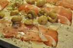 Grov pizza af koldthævet dej med parmesanost og parmaskinke