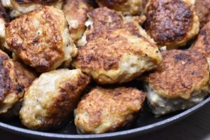 Kyllingefrikadeller med tomatsovs - opskrift