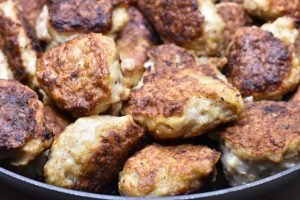 Kyllingefrikadeller med tomatsovs - opskrift