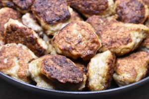 Kyllingefrikadeller med tomatsovs - opskrift