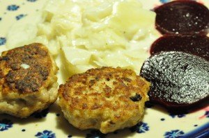 Stuvet hvidkål med fløde og lækre frikadeller