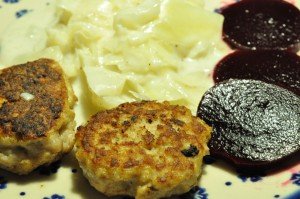 Stuvet hvidkål med fløde og lækre frikadeller