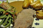 Langtidsstegt culottesteg, flødesauce og bønner i svøb