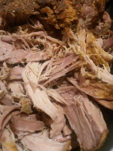 Burgerboller med pulled pork, løg og skysauce