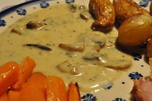 Glaseret hamburgerryg og hjemmelavet champignonsauce