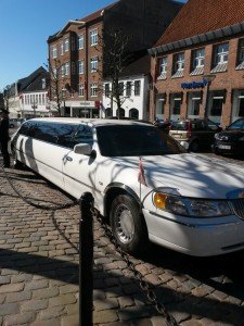 Konfirmation, grin, sol, limousine og en smuk glad pige