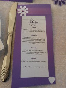 Konfirmation, grin, sol, limousine og en smuk glad pige