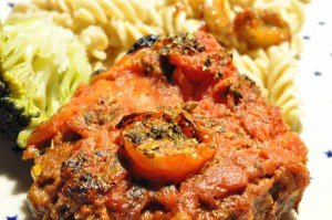 Græsk farsbrød med tomatsauce og pasta