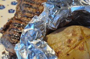 Bagte kartofler på grill med hvidløgssmør