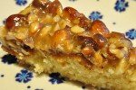Toscakage med marcipan og nøddetopping