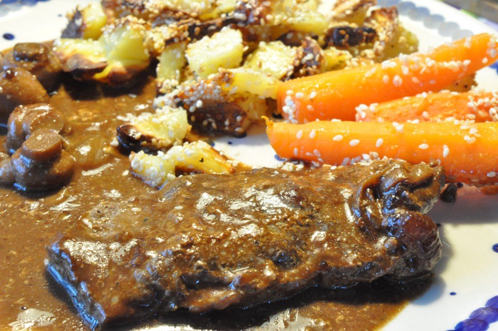 Sesamkartofler og pandestegte entrecotes i flødesauce