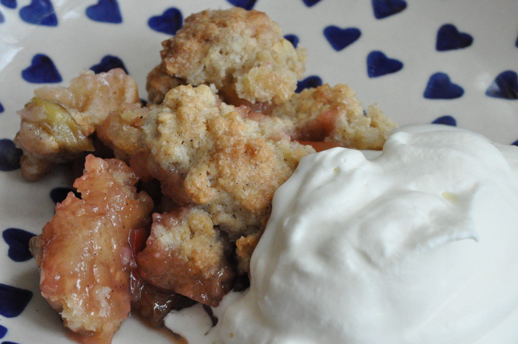 Rabarbercrumble med æg, havregryn og smør