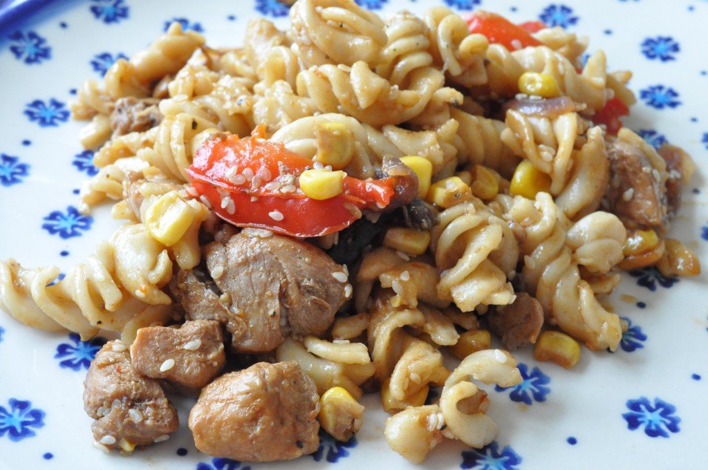 Pastaret med kylling, sesam, soya chili - nem
