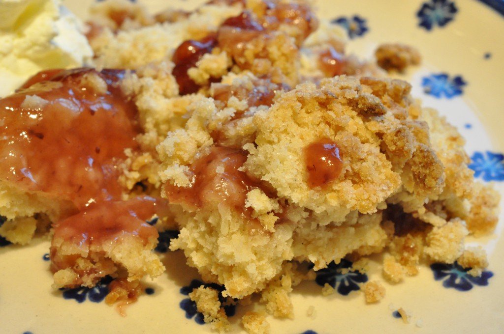 Jordbærcrumble med kokosmel af en rest jordbærgrød