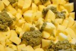 Pestokartofler og marinerede nakkekoteletter, grønne asparges og aioli