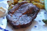 Pestokartofler og marinerede nakkekoteletter, grønne asparges og aioli