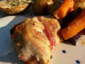 Kyllingefad med bacon og kartofler – nem ovnret med grønt