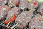 Grillspyd med hakket oksekød på grill el. ovn