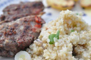 Grillspyd med hakket oksekød på grill el. ovn med bulgursalat