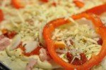 Nem pizza med løg, bacon og peberfrugt