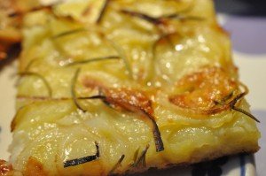 Nem kartoffelpizza med mozzarella, rosmarin og løg