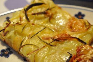 Kartoffelpizza med mozzarella, løg & rosmarin