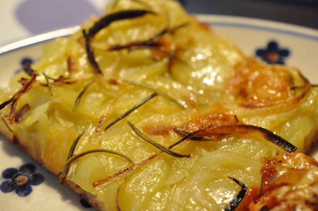 Nem kartoffelpizza med mozzarella, rosmarin og løg