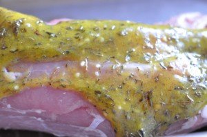 Sennepsmarineret svinemørbrad på grill 