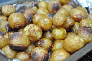 Små kartofler i foliebakke på grill - tilbehø