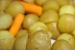 Grillede kartofler og gulerødder i foliebakke