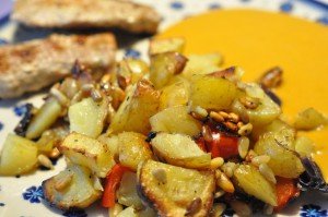 Kartoffelfad i ovn med peberfrugt og rødløg
