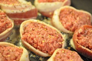 Hakkebøf med bacon - bøffer i baconsvøb