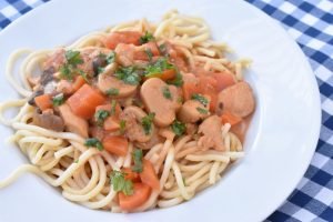 Gryderet med kylling, grøntsager & bacon