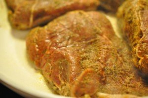 Kalvesteaks på pande med flødesovs & kartofler